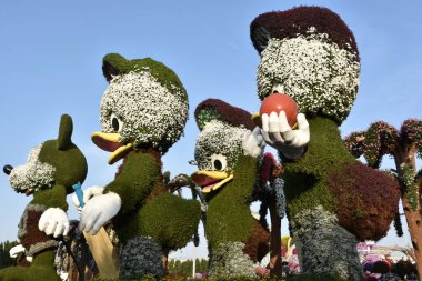 DUBAI, BAE - 20 Şubat 2020 'de BAE' deki Dubai Miracle Garden 'da görülen Disney heykelleri. Bahçede 45 milyondan fazla çiçek var..