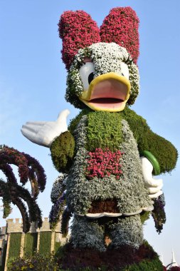 DUBAI, BAE - 20 Şubat 2020 'de BAE' deki Dubai Miracle Garden 'da görülen Disney heykelleri. Bahçede 45 milyondan fazla çiçek var..