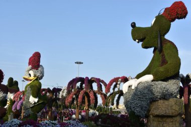 DUBAI, BAE - 20 Şubat 2020 'de BAE' deki Dubai Miracle Garden 'da görülen Disney heykelleri. Bahçede 45 milyondan fazla çiçek var..