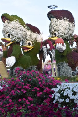 DUBAI, BAE - 20 Şubat 2020 'de BAE' deki Dubai Miracle Garden 'da görülen Disney heykelleri. Bahçede 45 milyondan fazla çiçek var..