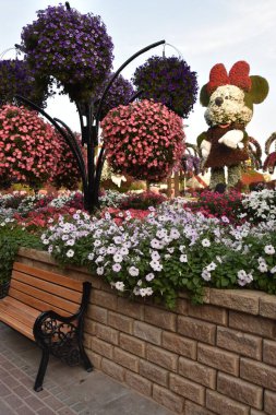 DUBAI, BAE - 20 Şubat 2020 'de BAE' deki Dubai Miracle Garden 'da görülen Disney heykelleri. Bahçede 45 milyondan fazla çiçek var..