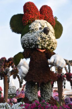 DUBAI, BAE - 20 Şubat 2020 'de BAE' deki Dubai Miracle Garden 'da görülen Disney heykelleri. Bahçede 45 milyondan fazla çiçek var..