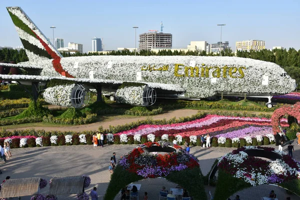 Dubai Uae Feb Emirates A380 Fly Dubai Miracle Garden Forenede - Stock-foto