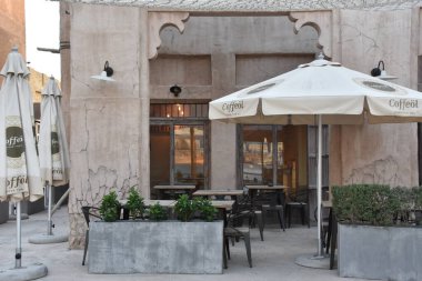 DUBAI, BAE - 21 Şubat 2020 'de Dubai, BAE' deki Al Seef 'te görülen kahve. Dubai 'nin tarihi deresinin kıyısında inşa edilen Al Seef, aile dostu bir yaşam tarzıdır. Keşfedebileceğiniz, alışveriş yapabileceğiniz, yemek yiyebileceğiniz, dinlenebileceğiniz ve kalabileceğiniz bir yerdir..