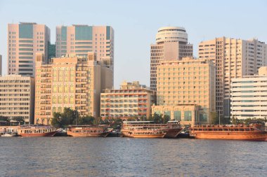 DUBAI, BAE - 21 Şubat: Dubai Creek 'in Dubai, BAE' deki Al Seef 'ten görünüşü. 21 Şubat 2020' de dere boyundaki önemli binalar Deira İkiz Kuleleri, Dubai Creek Kulesi, Ulusal Banka, Ticaret Odası.