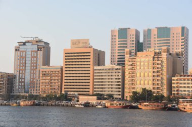 DUBAI, BAE - 21 Şubat: Dubai Creek 'in Dubai, BAE' deki Al Seef 'ten görünüşü. 21 Şubat 2020' de dere boyundaki önemli binalar Deira İkiz Kuleleri, Dubai Creek Kulesi, Ulusal Banka, Ticaret Odası.