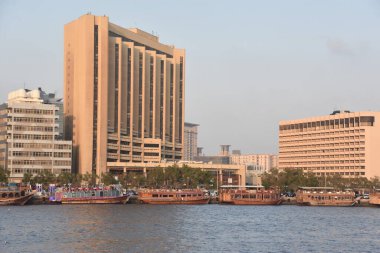 DUBAI, BAE - 21 Şubat: Dubai Creek 'in Dubai, BAE' deki Al Seef 'ten görünüşü. 21 Şubat 2020' de dere boyundaki önemli binalar Deira İkiz Kuleleri, Dubai Creek Kulesi, Ulusal Banka, Ticaret Odası.