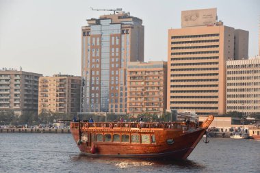 DUBAI, BAE - 21 Şubat: Dubai Creek 'in Dubai, BAE' deki Al Seef 'ten görünüşü. 21 Şubat 2020' de dere boyundaki önemli binalar Deira İkiz Kuleleri, Dubai Creek Kulesi, Ulusal Banka, Ticaret Odası.