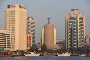 DUBAI, BAE - 21 Şubat: Dubai Creek 'in Dubai, BAE' deki Al Seef 'ten görünüşü. 21 Şubat 2020' de dere boyundaki önemli binalar Deira İkiz Kuleleri, Dubai Creek Kulesi, Ulusal Banka, Ticaret Odası.