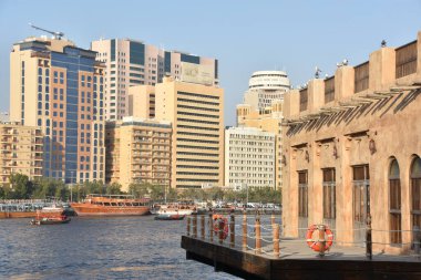 DUBAI, BAE - 21 Şubat: Dubai Creek 'in Dubai, BAE' deki Al Seef 'ten görünüşü. 21 Şubat 2020' de dere boyundaki önemli binalar Deira İkiz Kuleleri, Dubai Creek Kulesi, Ulusal Banka, Ticaret Odası.