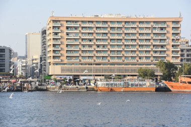 DUBAI, BAE - 21 Şubat: Dubai Creek 'in Dubai, BAE' deki Al Seef 'ten görünüşü. 21 Şubat 2020' de dere boyundaki önemli binalar Deira İkiz Kuleleri, Dubai Creek Kulesi, Ulusal Banka, Ticaret Odası.