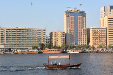 DUBAI, BAE - 21 Şubat: Dubai Creek 'in Dubai, BAE' deki Al Seef 'ten görünüşü. 21 Şubat 2020' de dere boyundaki önemli binalar Deira İkiz Kuleleri, Dubai Creek Kulesi, Ulusal Banka, Ticaret Odası.