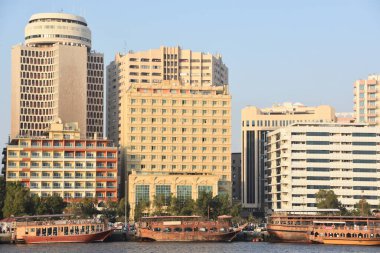 DUBAI, BAE - 21 Şubat: Dubai Creek 'in Dubai, BAE' deki Al Seef 'ten görünüşü. 21 Şubat 2020' de dere boyundaki önemli binalar Deira İkiz Kuleleri, Dubai Creek Kulesi, Ulusal Banka, Ticaret Odası.