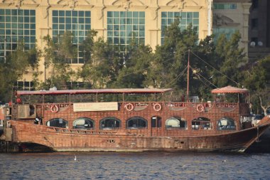 DUBAI, BAE - 21 Şubat: Dubai Creek 'in Dubai, BAE' deki Al Seef 'ten görünüşü. 21 Şubat 2020' de dere boyundaki önemli binalar Deira İkiz Kuleleri, Dubai Creek Kulesi, Ulusal Banka, Ticaret Odası.