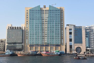 DUBAI, BAE - 21 Şubat: Dubai Creek 'in Dubai, BAE' deki Al Seef 'ten görünüşü. 21 Şubat 2020' de dere boyundaki önemli binalar Deira İkiz Kuleleri, Dubai Creek Kulesi, Ulusal Banka, Ticaret Odası.