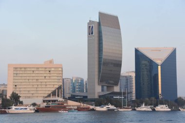 DUBAI, BAE - 21 Şubat: Dubai Creek 'in Dubai, BAE' deki Al Seef 'ten görünüşü. 21 Şubat 2020' de dere boyundaki önemli binalar Deira İkiz Kuleleri, Dubai Creek Kulesi, Ulusal Banka, Ticaret Odası.