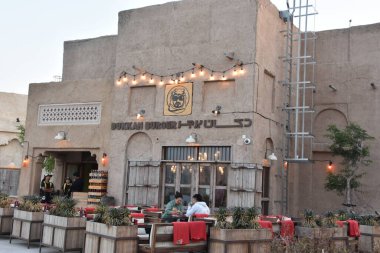 DUBAI, BAE - 21 Şubat 2020 'de Dubai, BAE' deki Al Seef 'teki Dukkan Burger restoranı. Dubai 'nin tarihi deresinin kıyısında inşa edilen Al Seef, aile dostu bir yaşam tarzıdır. Keşfedebileceğiniz, alışveriş yapabileceğiniz, yemek yiyebileceğiniz, dinlenebileceğiniz ve kalabileceğiniz bir yerdir..