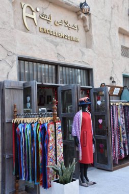 DUBAI, BAE - 21 Şubat 2020 'de görüldüğü üzere Dubai, BAE' deki Al Seef 'te Mükemmellik Bağlantısı. Dubai 'nin tarihi deresinin kıyısında inşa edilen Al Seef, aile dostu bir yaşam tarzıdır. Keşfedebileceğiniz, alışveriş yapabileceğiniz, yemek yiyebileceğiniz, dinlenebileceğiniz ve kalabileceğiniz bir yerdir..