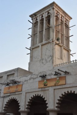 DUBAI, BAE - 21 Şubat 2020 'de Dubai, BAE' de görülen Al Seef. Dubai 'nin tarihi deresinin kıyısında inşa edilen Al Seef, aile dostu bir yaşam tarzıdır. Keşfedebileceğiniz, alışveriş yapabileceğiniz, yemek yiyebileceğiniz, dinlenebileceğiniz ve kalabileceğiniz bir yerdir..