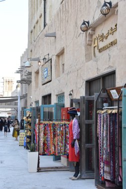 DUBAI, BAE - 21 Şubat 2020 'de Dubai, BAE' de görülen Al Seef. Dubai 'nin tarihi deresinin kıyısında inşa edilen Al Seef, aile dostu bir yaşam tarzıdır. Keşfedebileceğiniz, alışveriş yapabileceğiniz, yemek yiyebileceğiniz, dinlenebileceğiniz ve kalabileceğiniz bir yerdir..