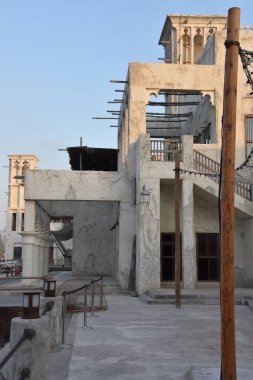 DUBAI, BAE - 21 Şubat 2020 'de Dubai, BAE' de görülen Al Seef. Dubai 'nin tarihi deresinin kıyısında inşa edilen Al Seef, aile dostu bir yaşam tarzıdır. Keşfedebileceğiniz, alışveriş yapabileceğiniz, yemek yiyebileceğiniz, dinlenebileceğiniz ve kalabileceğiniz bir yerdir..