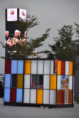 DUBAI, BAE - 21 Şubat 2020 'de Dubai, BAE' de görülen Al Seef. Dubai 'nin tarihi deresinin kıyısında inşa edilen Al Seef, aile dostu bir yaşam tarzıdır. Keşfedebileceğiniz, alışveriş yapabileceğiniz, yemek yiyebileceğiniz, dinlenebileceğiniz ve kalabileceğiniz bir yerdir..