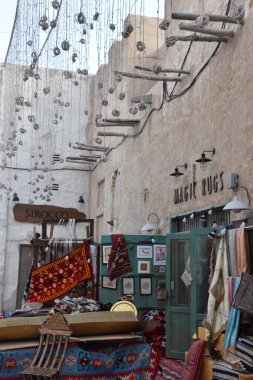 DUBAI, BAE - 21 Şubat 2020 'de Dubai, BAE' deki Al Seef 'te görülen Sihirli Halılar Mağazası. Dubais tarihi deresinin kıyısında inşa edilen Al Seef, aile dostu bir yaşam tarzıdır. Keşfedebileceğiniz, alışveriş yapabileceğiniz, yemek yiyebileceğiniz, dinlenebileceğiniz ve kalabileceğiniz bir yerdir..