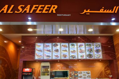 DUBAI, BAE - 23 Şubat 2020 'de Dubai, BAE' deki Deira City Centre 'da Al Safeer in Food Court' da görüldü. Alışveriş merkezi 1995 yılında açıldı ve Majid Al Futtaim Emlak portföyünün orijinal sancak gemisi AVM 'sidir..