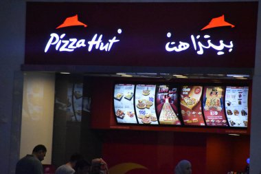 DUBAI, BAE - 23 Şubat 2020 'de Dubai, BAE' deki Deira City Centre 'da Pizza Hut' ta görüldü. Alışveriş merkezi 1995 yılında açıldı ve Majid Al Futtaim Emlak portföyünün orijinal sancak gemisi AVM 'sidir..