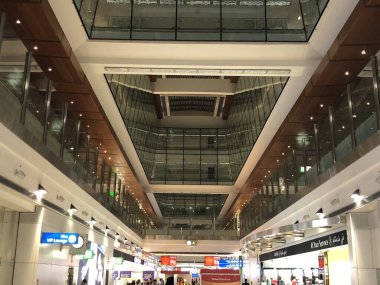 DUBAI, BAE - 24 Şubat 2023 'te Dubai Uluslararası Havalimanı' nda Duty Free Shops.