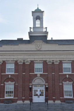 NEW CANAAN, CT - 21 Mart 2020 'de görüldüğü üzere New Canaan, Connecticut' taki belediye binası.