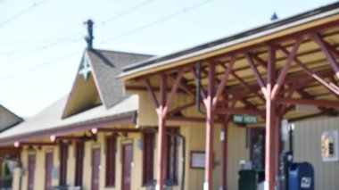 NEW CANAAN, CT - MAR 21: 31 Mart 2020 'de görüldüğü gibi New Canaan, Connecticut' taki tren istasyonu.