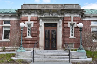 RIDGEFIELD CT - 25 Nisan 2020 'de görüldüğü üzere Connecticut Ridgefield Kütüphanesi' nde EW Morris Memorial.