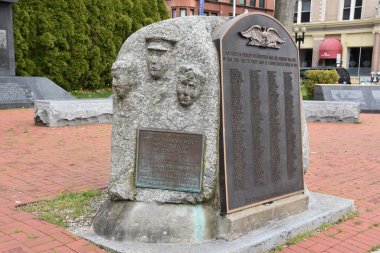 2 Mayıs 2020 'de Bridgeport, Connecticut' ta görülen 2. Dünya Savaşı Anıtı.