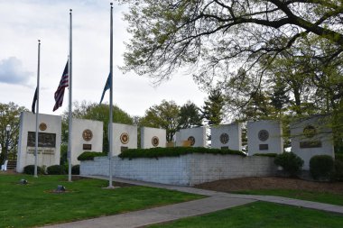 EDISON, NJ - 3 Mayıs 2020 'de Edison, New Jersey' deki Roosevelt Park 'taki Middlesex County Gaziler Anıtı.