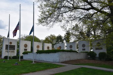 EDISON, NJ - 3 Mayıs 2020 'de Edison, New Jersey' deki Roosevelt Park 'taki Middlesex County Gaziler Anıtı.