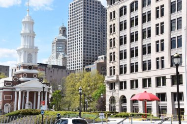 10 Mayıs 2020 'de Hartford, Connecticut' taki Fishman Plaza 'daki Travelers Sigorta Merkezi' nde görülen Şemsiye..