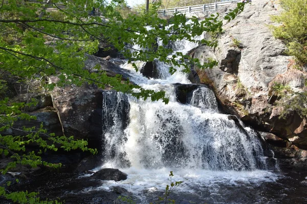 コネチカット州イースト ハダムのデビル ホープヤード州立公園のチャップマン滝 — ストック写真