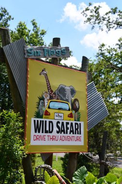 JACKSON TOWNGeIP, NJ - 28 Haziran 2020 'de görüldüğü üzere, Jackson Township, New Jersey' deki Altı Bayrak Büyük Macerası 'na Vahşi Safari Yolu Girişi.