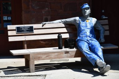 SIMSBURY, CT - 12 Temmuz 2020 'de Simsbury, Connecticut' taki sanat patikası boyunca Seward Johnson 'ın öğle yemeği molası heykeli.