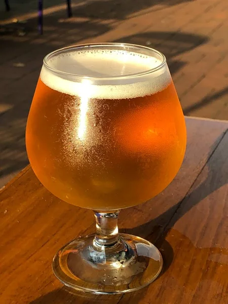 Een Glas Gekoeld Bier — Stockfoto