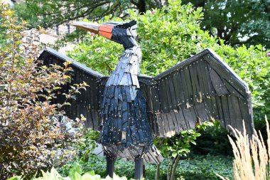 NEW YORK, NY - 19 JUL: Nicolas Holiber 'da Double Crested Cormorant heykeli - Broadway' de Kuşlar, Manhattan, New York 'ta Audubon Heykel Projesi, 19 Temmuz 2019' da görüldüğü gibi.