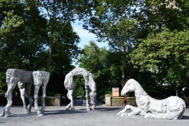 NEW YORK, New York - 19 Temmuz 2020 'de New York' taki Central Park girişinde Jean-Marie Appriou 'nun atların heykeli.