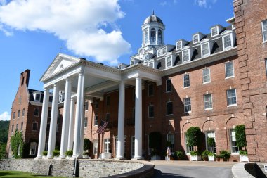 COOPERSTOWN, NY - 24 Temmuz 2020 'de Cooperstown, New York' taki Otesaga Resort Hotel.