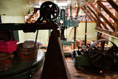 COOPERSTOWN, NY - 25 Temmuz 2020 'de Cooperstown, New York' taki Fly Creek Elma Değirmeni 'nde görülen elma şarabı süreci.