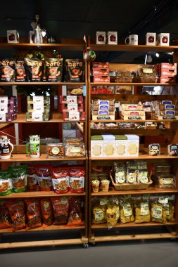 COOPERSTOWN, NY - 25 Temmuz 2020 'de görüldüğü gibi, Cooperstown, New York' taki Fly Creek Elma Değirmeni 'nde Değirmen Dükkanı.