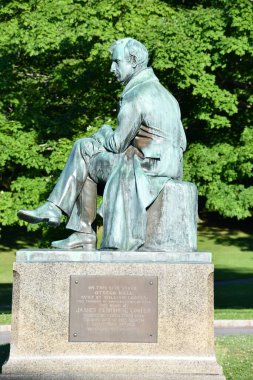 COOPERSTOWN NY - 25 Temmuz 2020 'de Cooperstown, New York' ta görülen James Fenimore Cooper Heykeli.