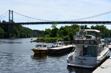 KINGSTON, NY - 26 Temmuz 2020 'de Kingston, New York' taki Hudson Nehri üzerindeki tekneler.
