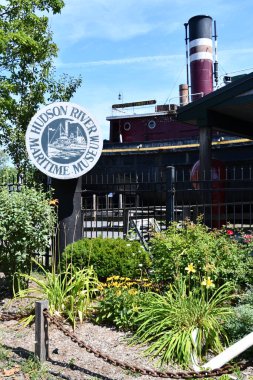 KINGSTON, NY - 26 Temmuz 2020 'de Kingston, New York' taki Hudson Nehri Denizcilik Müzesi.