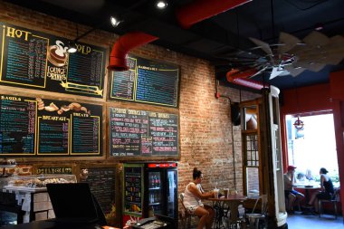 ONEONTA, NY - 26 Temmuz 2020 'de Oneonta, New York' ta Latte Lounge.